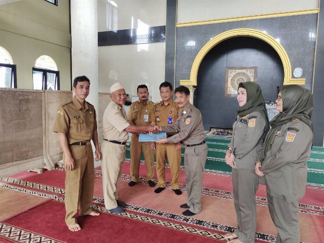 PENYERAHAN BANTUAN HASIL KEGIATAN TARAWIH KELILING